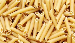 Una busta di pasta appena aperta (Pixabay)