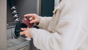 Una giovane donna preleva all'ATM