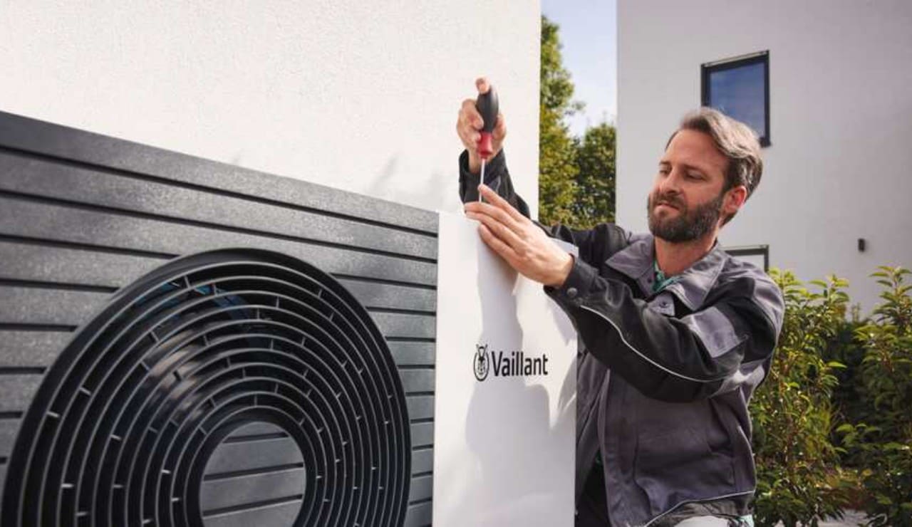 Uomo lavora a una pompa di calore Vaillant