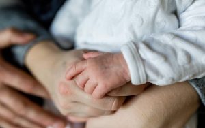 madre e mani di neonato