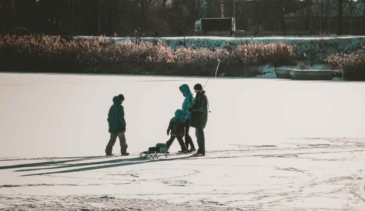 famiglia camminando nella neve