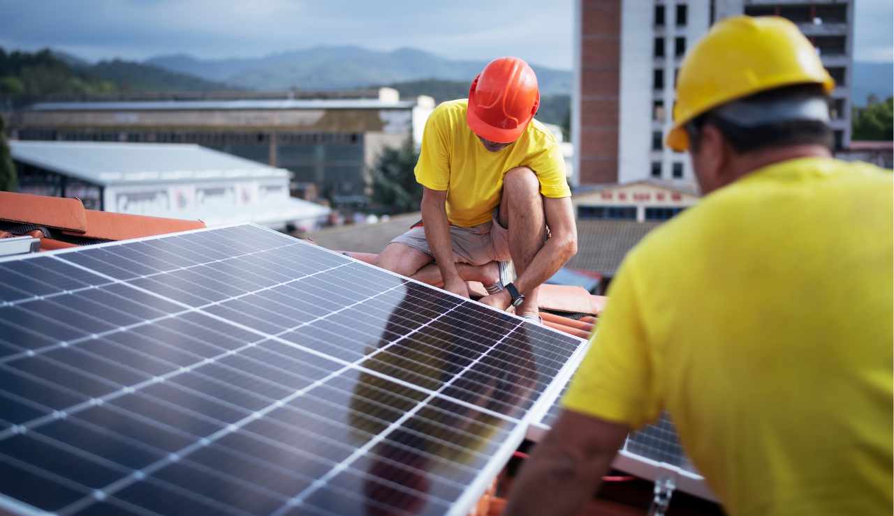 operai al lavoro con i pannelli solari